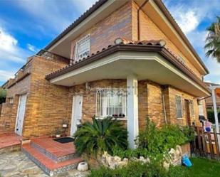 Vista exterior de Casa o xalet en venda en Griñón amb Aire condicionat, Terrassa i Piscina