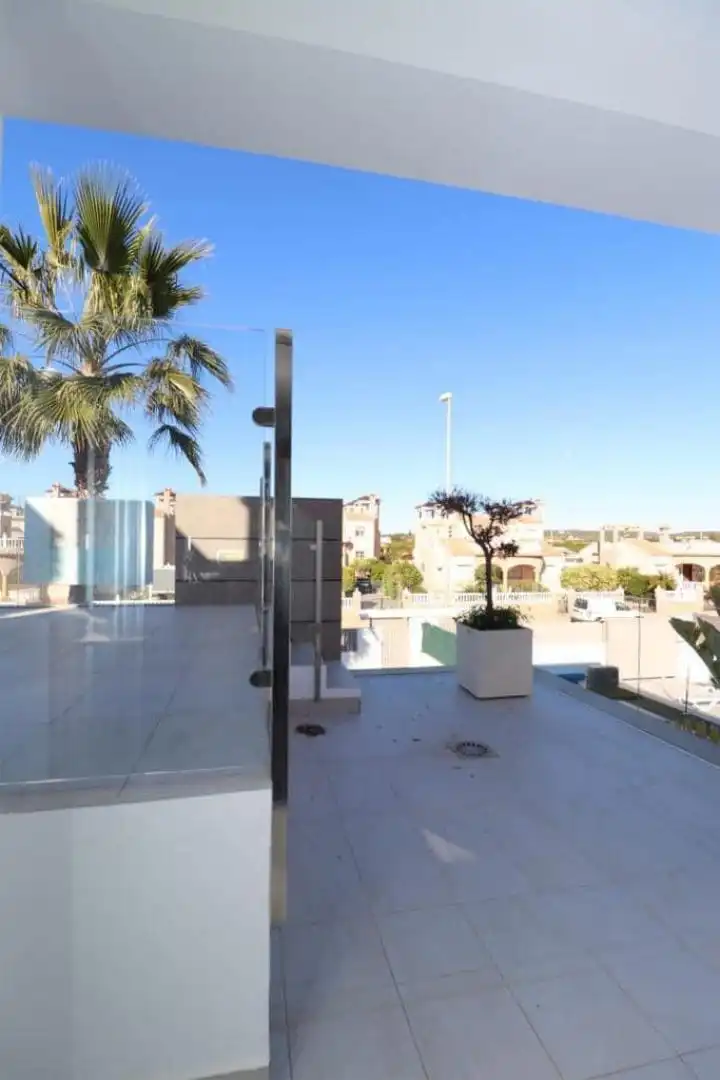 Wohnung zum Verkauf in Carrer la Malva Rosa, 9, El Raso Terrasse von Wohnung zum Verkauf in Guardamar del Segura mit Terrasse, Schwimmbad und Balkon