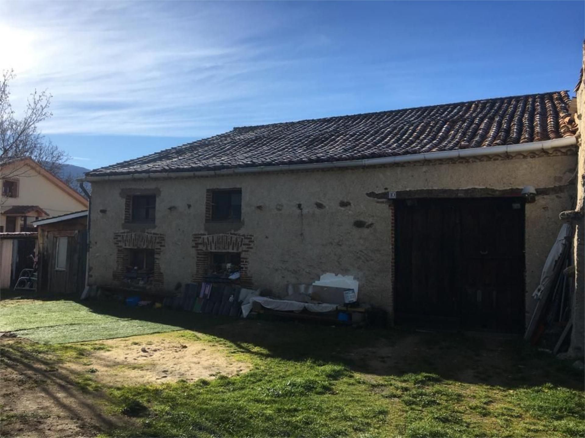Vista exterior de Casa adosada en venda en Pinilla del Valle amb Jardí privat