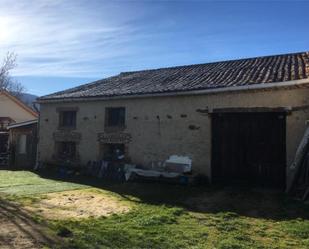 Vista exterior de Casa adosada en venda en Pinilla del Valle amb Jardí privat