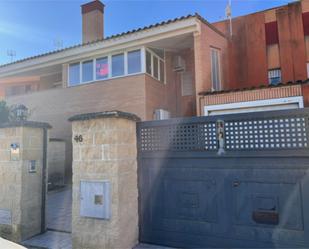 Exterior view of Single-family semi-detached for sale in Calera y Chozas  with Air Conditioner and Terrace