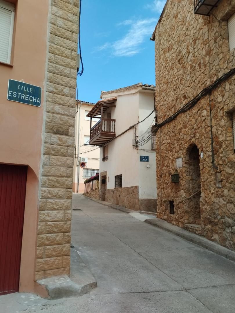 Vista exterior de Casa adosada en venda en Casas Bajas amb Traster, Moblat i Balcó