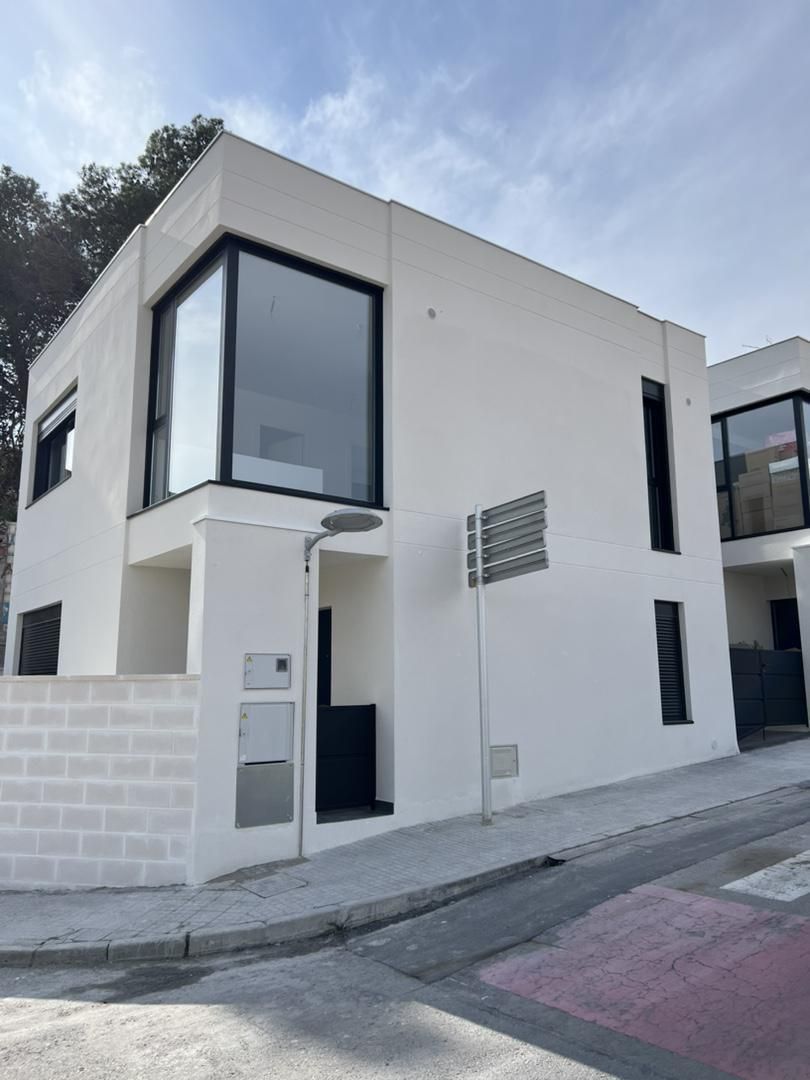 Exterior view of Single-family semi-detached for sale in Olèrdola  with Air Conditioner