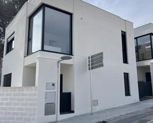 Exterior view of Single-family semi-detached for sale in Olèrdola  with Air Conditioner