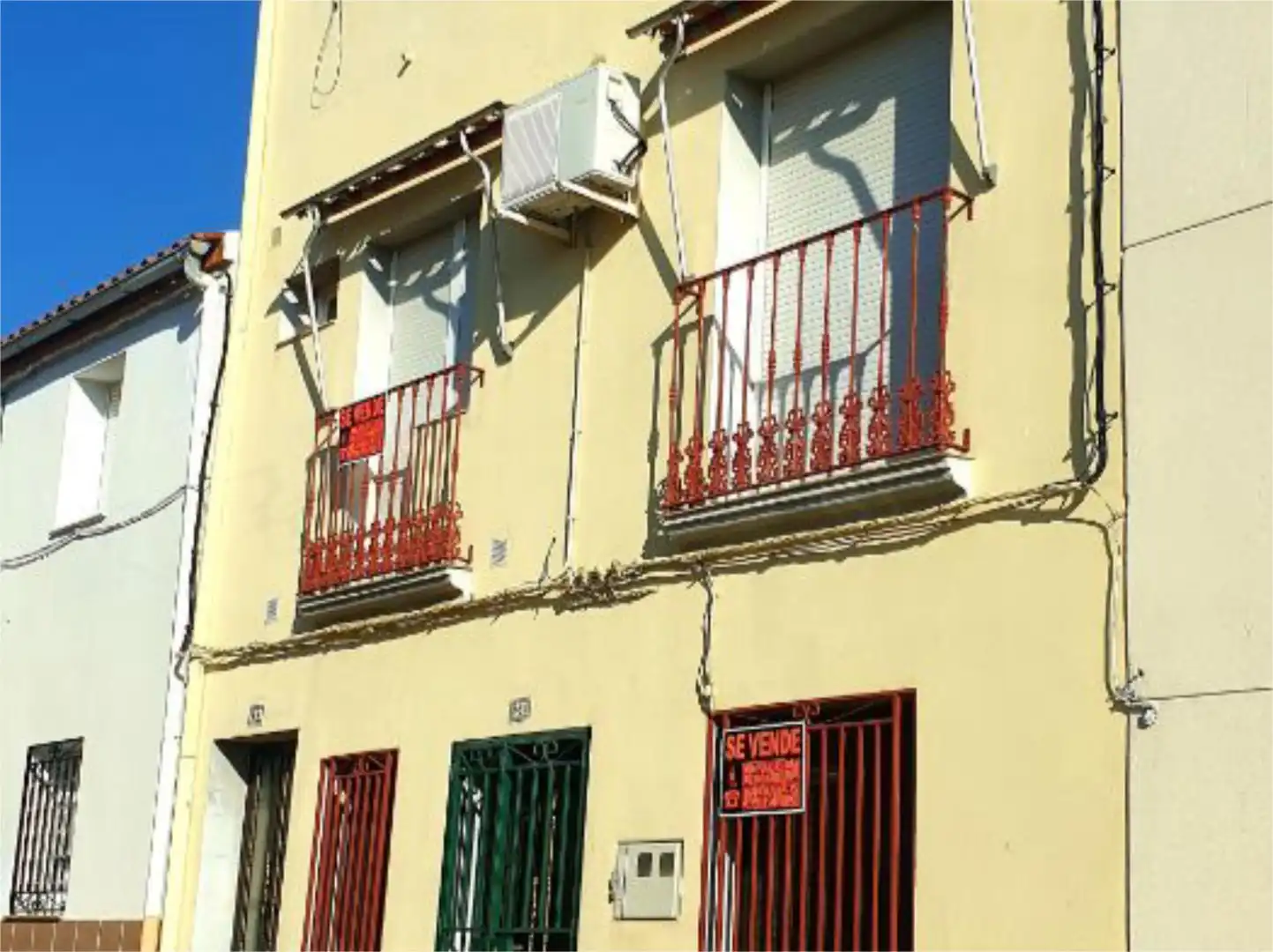 Außenansicht von Wohnung zum Verkauf in Zorita mit Klimaanlage, Heizung und Terrasse