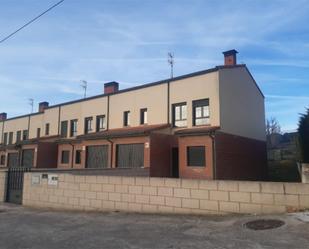 Vista exterior de Casa adosada en venda en Olmedillo de Roa amb Jardí privat