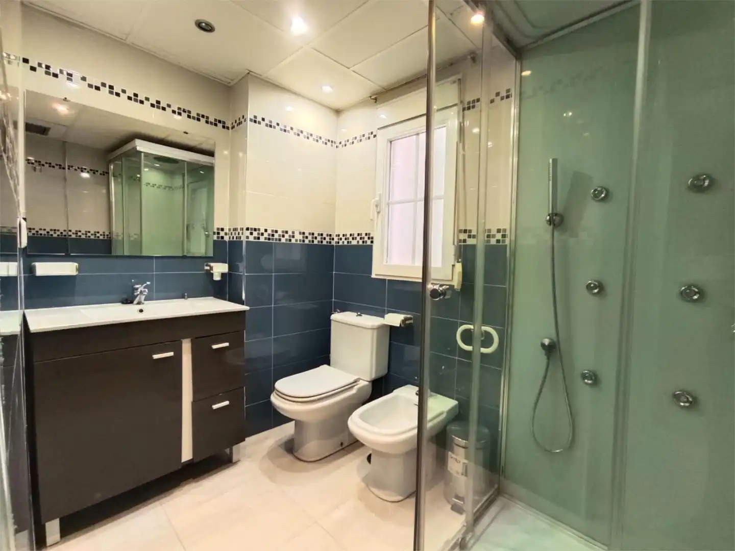 Room in Avenida de Cervantes, 25, Bola de Oro Bathroom of Flat for share in Granada with Air Conditioner, Heating and Furnished