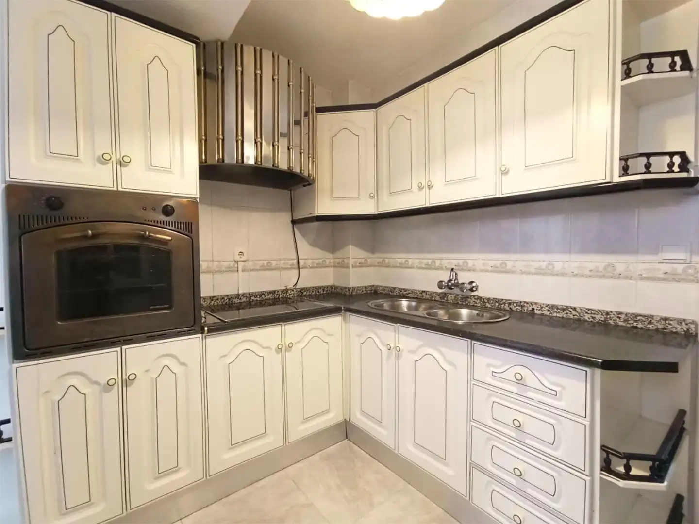 Room in Avenida de Cervantes, 25, Bola de Oro Kitchen of Flat for share in Granada with Air Conditioner, Heating and Furnished
