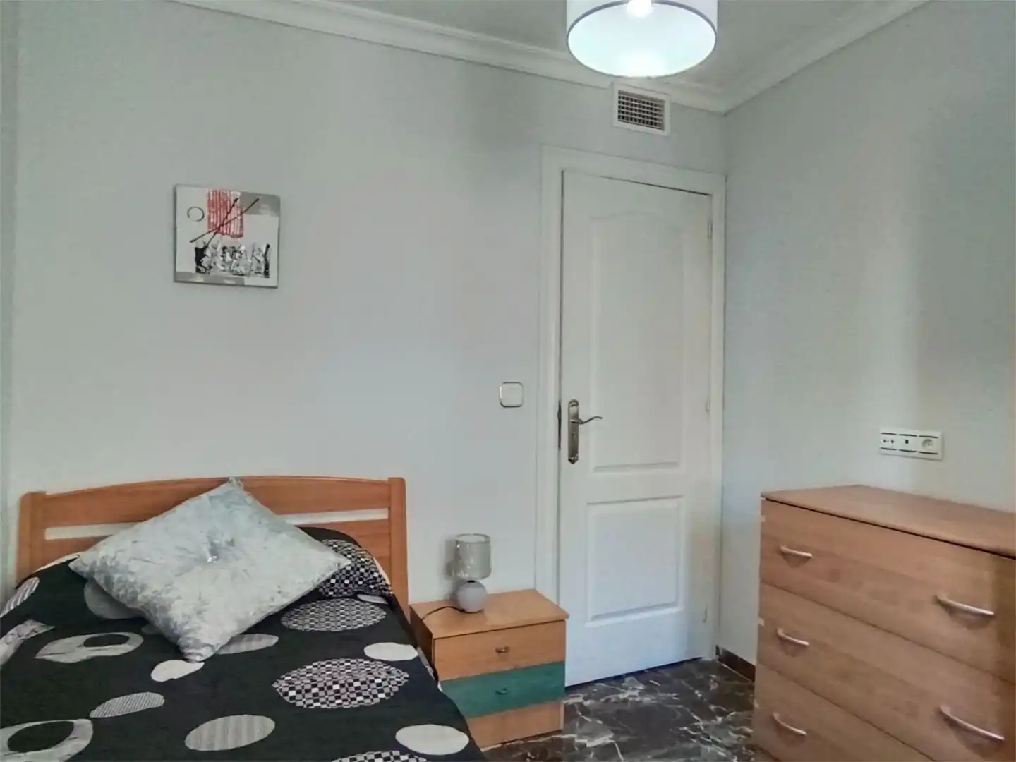 Room in Avenida de Cervantes, 25, Bola de Oro Bedroom of Flat for share in Granada with Air Conditioner, Heating and Furnished