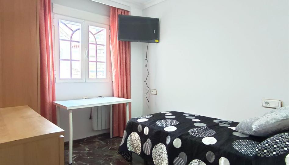 Photo 1 of Flat to share in Avenida de Cervantes, 25, Bola de Oro, Granada