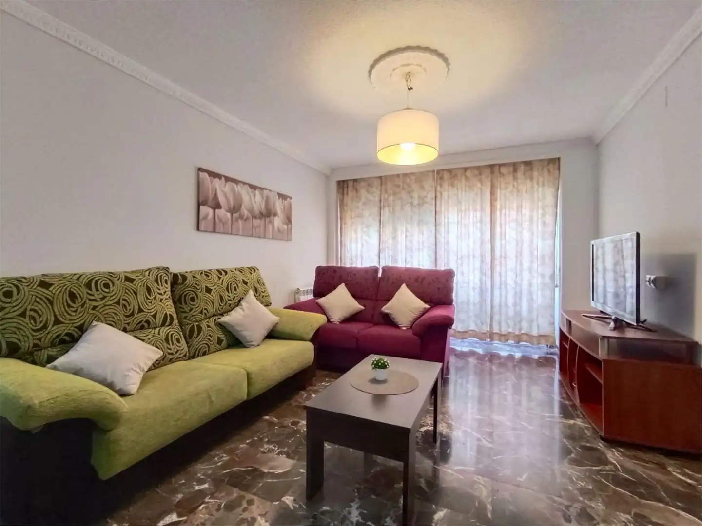 Room in Avenida de Cervantes, 25, Bola de Oro Living room of Flat for share in Granada with Air Conditioner, Heating and Furnished