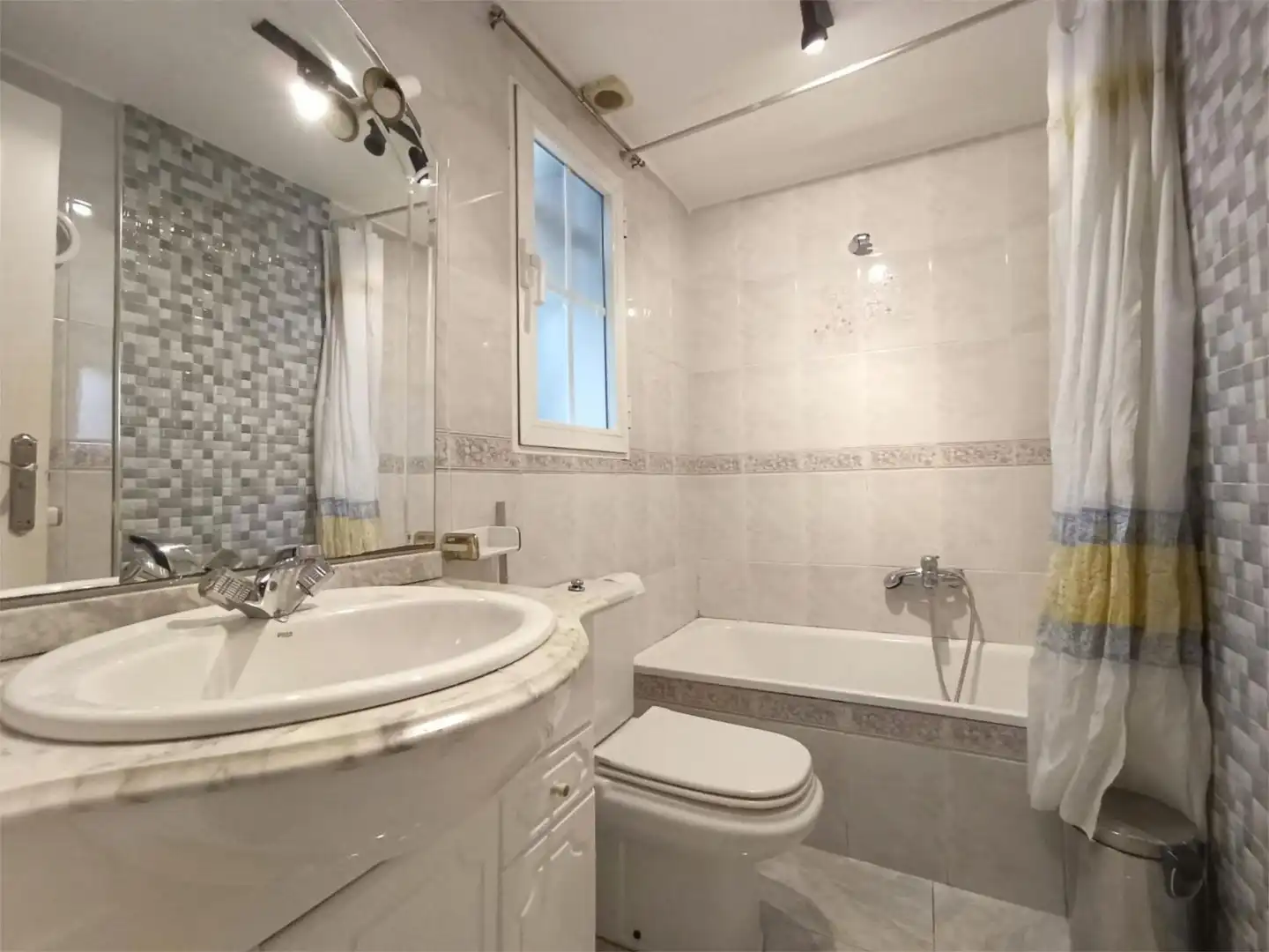 Room in Avenida de Cervantes, 25, Bola de Oro Bathroom of Flat for share in Granada with Air Conditioner, Heating and Furnished