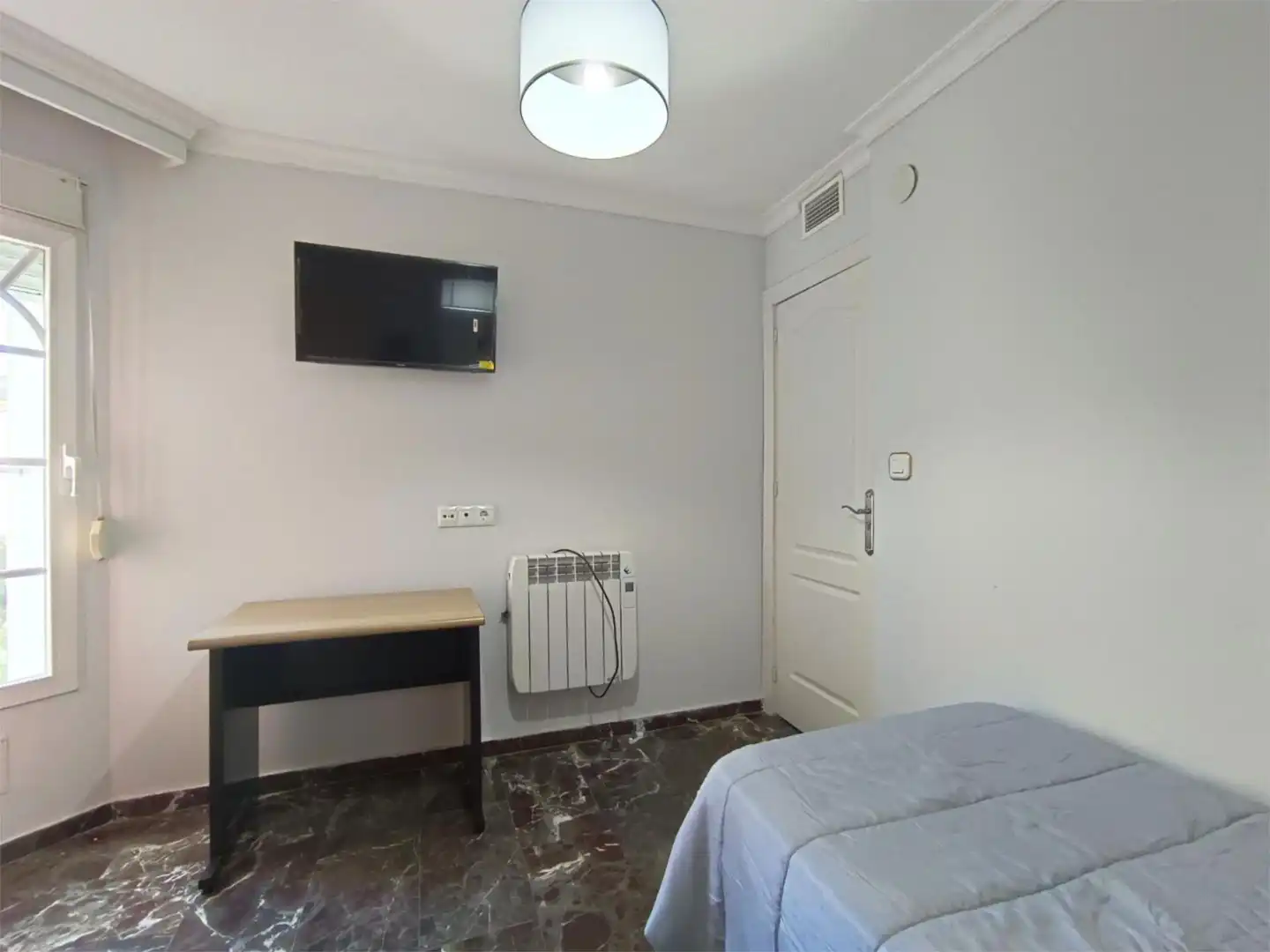 Room in Avenida de Cervantes, 25, Bola de Oro Bedroom of Flat for share in Granada with Air Conditioner, Heating and Furnished