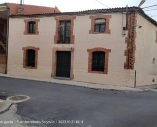 Vista exterior de Casa adosada en venda en Fuenterrebollo amb Balcó