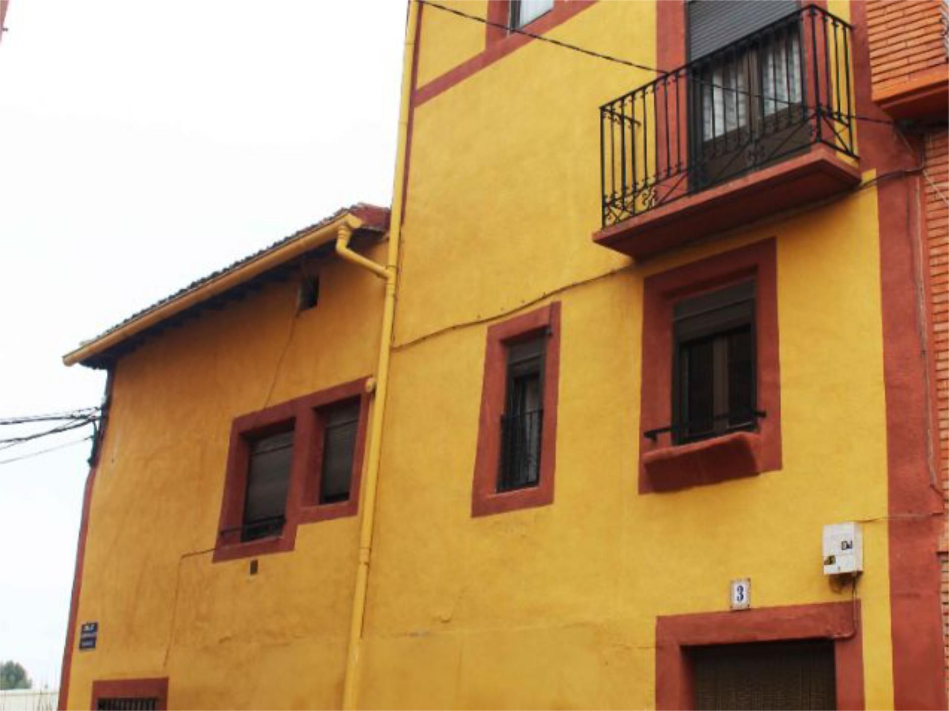 Vista exterior de Casa adosada en venda en Cárdenas amb Calefacció, Terrassa i Moblat