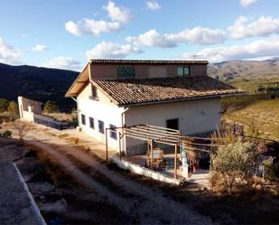 Vista exterior de Casa o xalet en venda en Yátova amb Jardí privat, Parquet i Terrassa