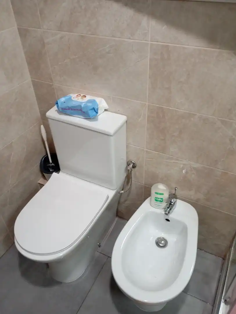 Bathroom of Flat for share in Santa Coloma de Gramenet  with Parquet flooring, Oven and Washing machine