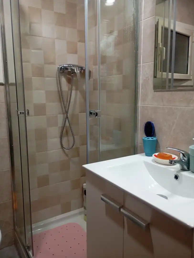Bathroom of Flat for share in Santa Coloma de Gramenet  with Parquet flooring, Oven and Washing machine