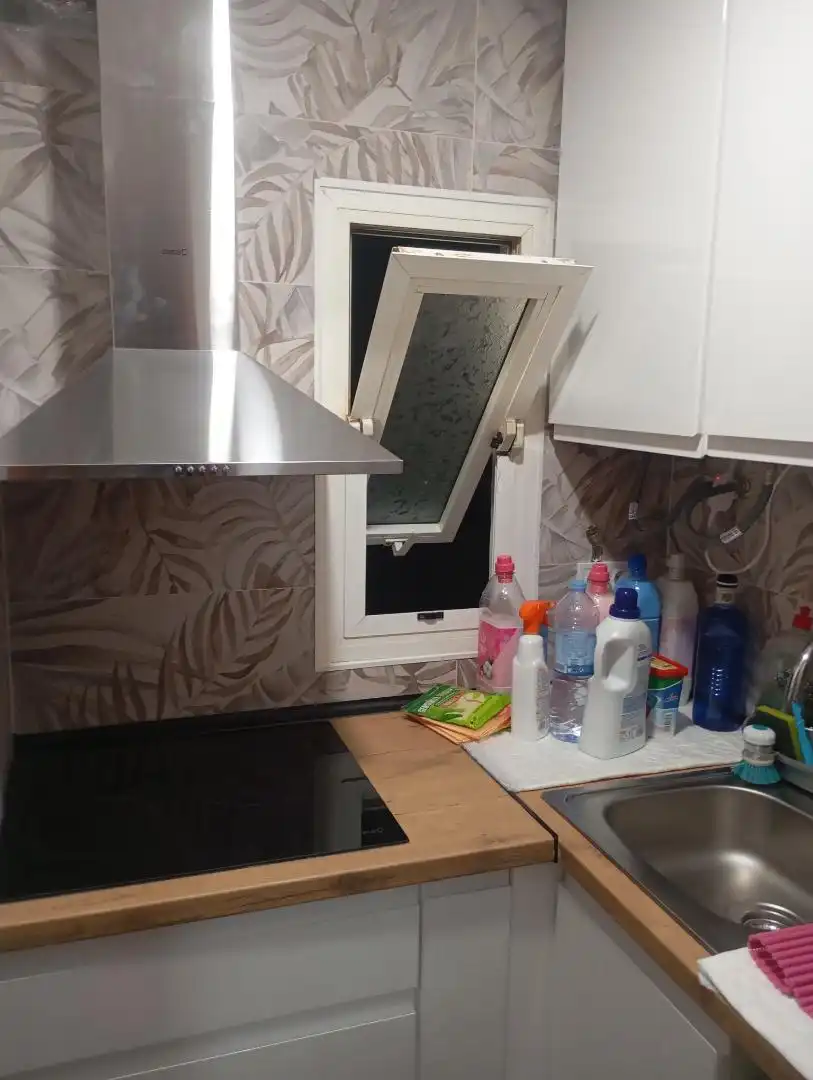 Kitchen of Flat for share in Santa Coloma de Gramenet  with Parquet flooring, Oven and Washing machine
