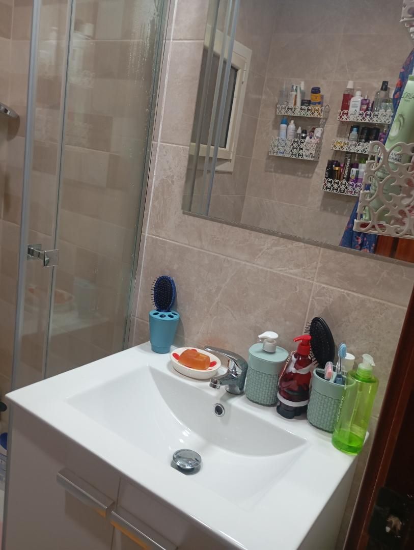 Bathroom of Flat to share in Santa Coloma de Gramenet  with Parquet flooring, Oven and Washing machine