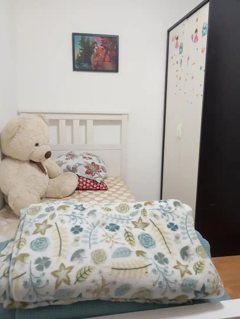 Bedroom of Flat for share in Santa Coloma de Gramenet  with Parquet flooring, Oven and Washing machine