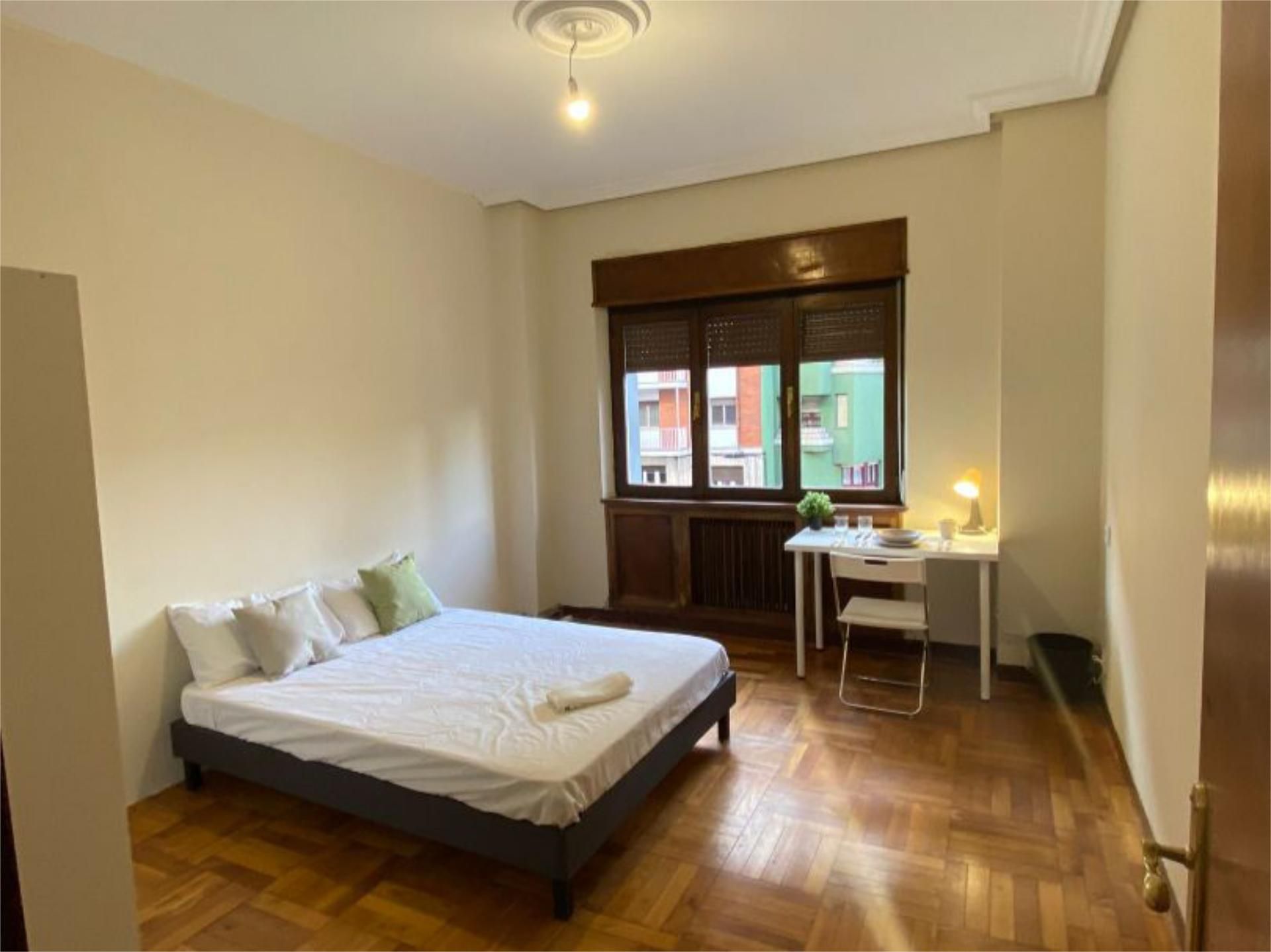 Bedroom of Flat to share in Oviedo   with Heating, Furnished and Video intercom