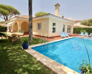 Vista exterior de Casa o xalet de lloguer en Conil de la Frontera amb Aire condicionat, Terrassa i Piscina