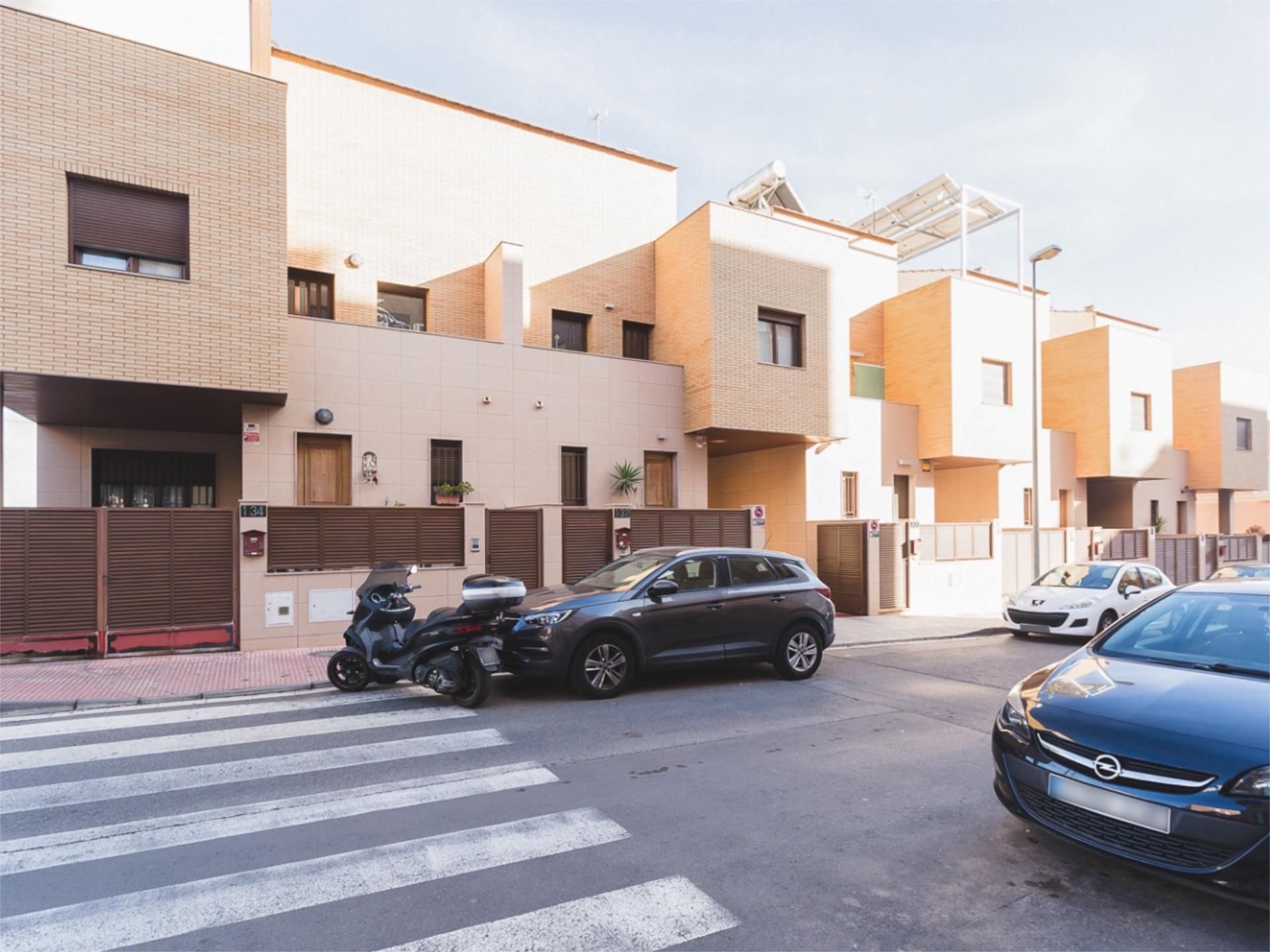 Una plaza recién reformada en Almería sirve de parking y hasta para tender  la ropa