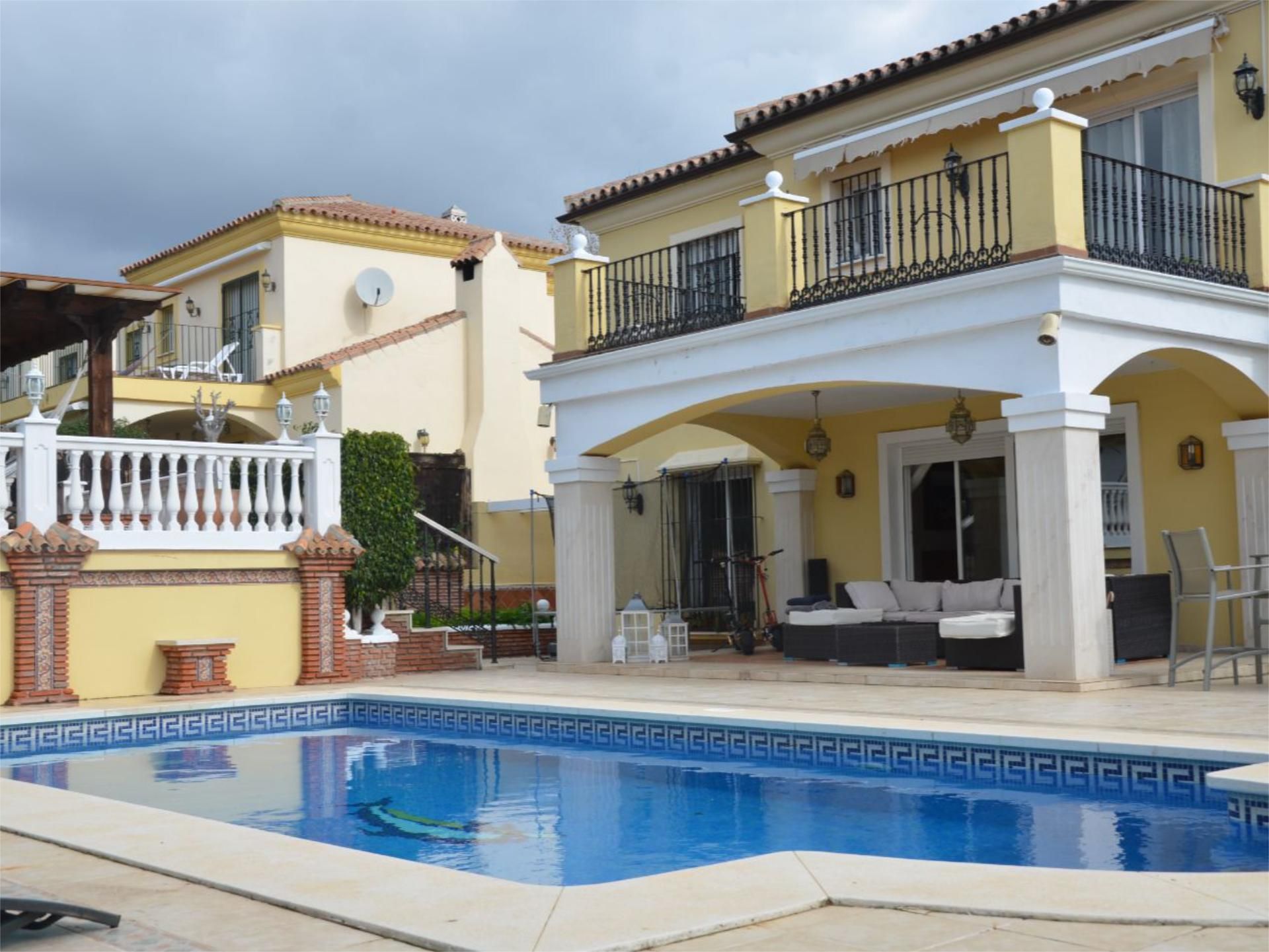 Vista exterior de Casa o xalet de lloguer en Marbella amb Aire condicionat, Calefacció i Jardí privat