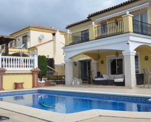 Vista exterior de Casa o xalet de lloguer en Marbella amb Aire condicionat, Terrassa i Piscina