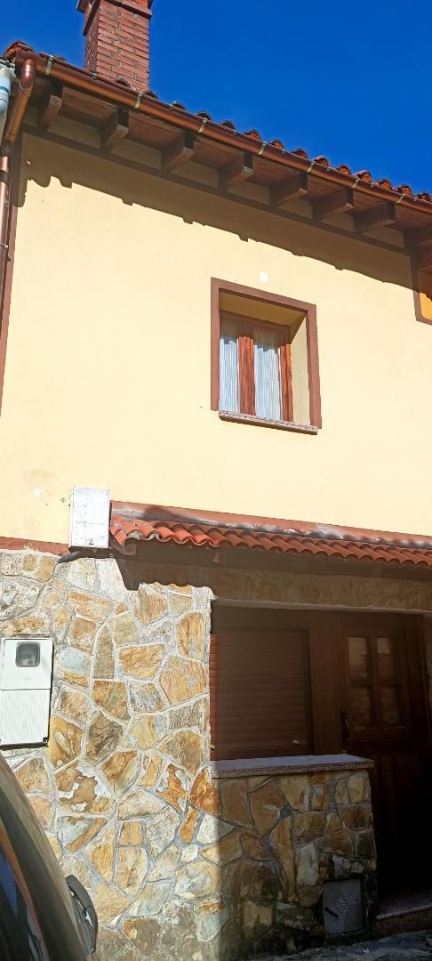 Vista exterior de Casa adosada en venda en Caso amb Calefacció, Parquet i Traster