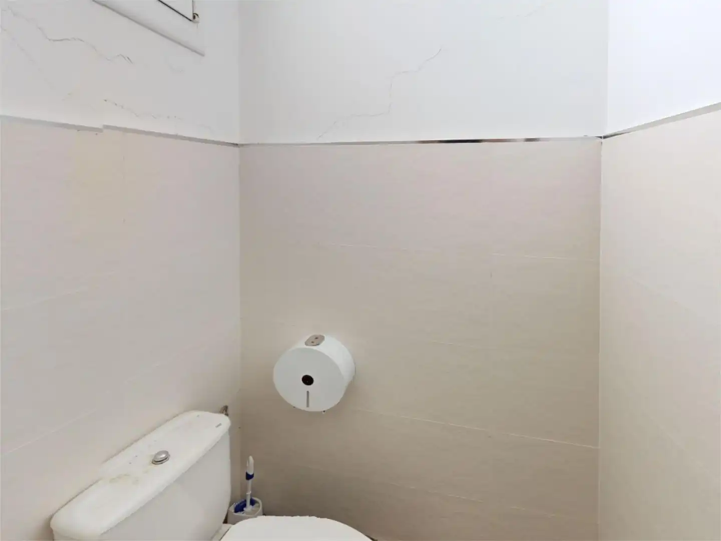 Bany de Local de lloguer en Rubí amb Aire condicionat