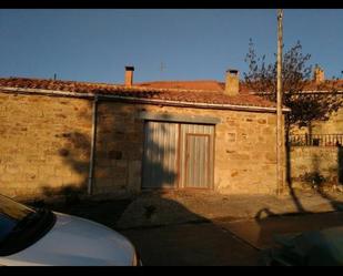 Vista exterior de Casa adosada en venda en Aguilar de Campoo