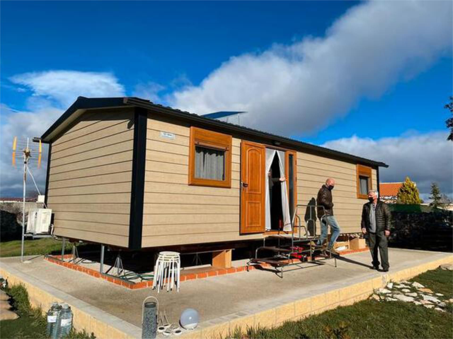 Así es la casa prefabricada con terraza y pérgola que vale menos de 10.000  euros