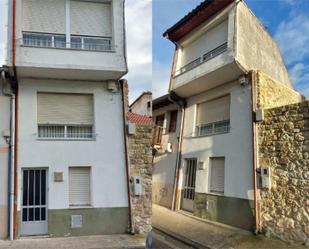 Vista exterior de Casa adosada en venda en Cabezón de la Sal