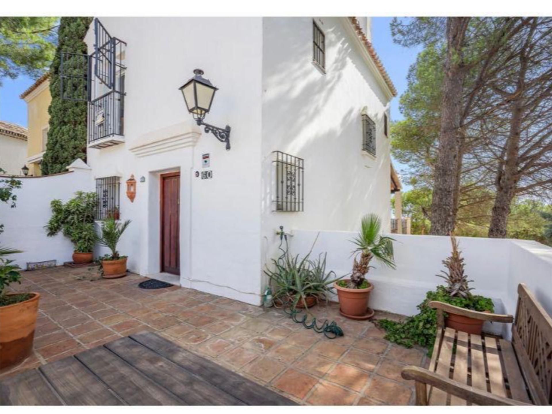Vista exterior de Casa adosada en venda en Mijas amb Terrassa, Piscina i Balcó