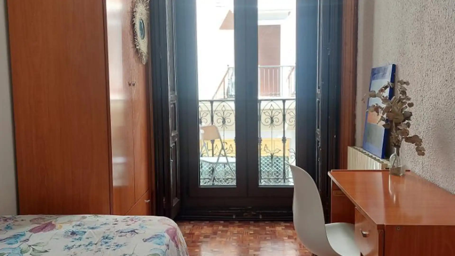 Habitación de Piso para compartir en  Madrid Capital con Calefacción, Parquet y Amueblado