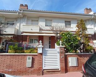 Vista exterior de Casa adosada en venda en Calafell amb Terrassa