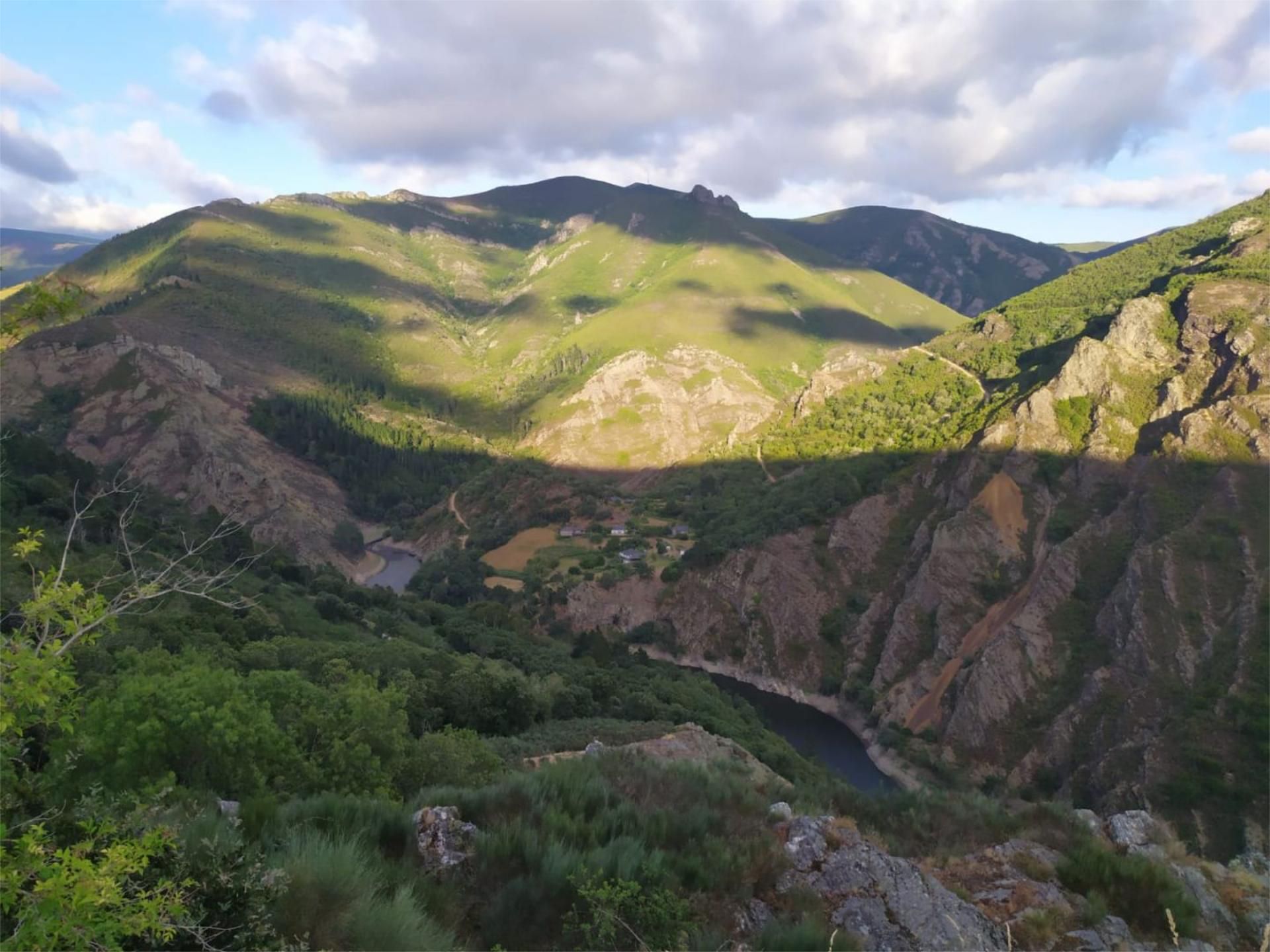 Vista exterior de Casa o xalet en venda en Negueira de Muñiz  amb Calefacció, Jardí privat i Parquet