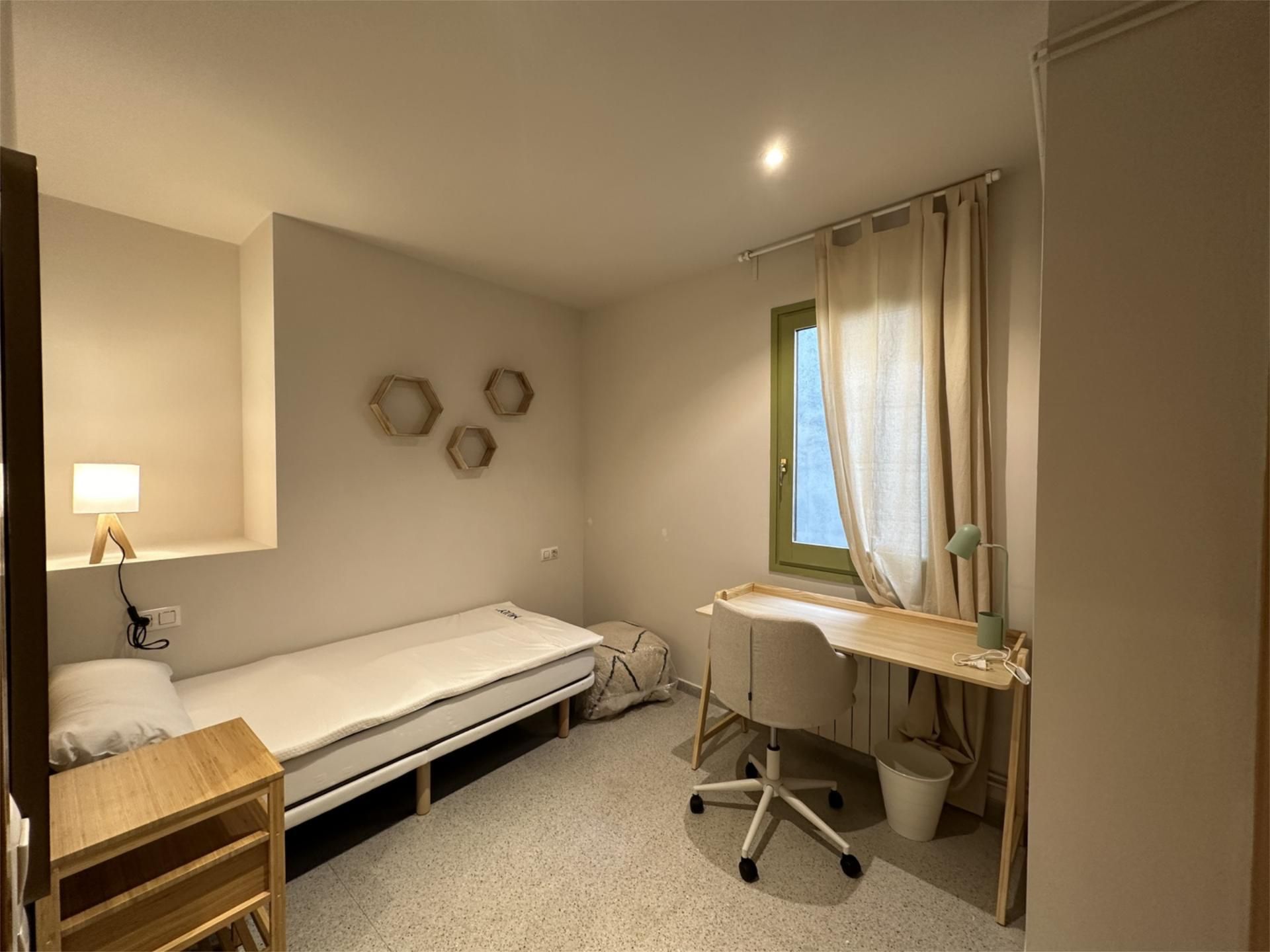 Bedroom of Flat to rent in Vic