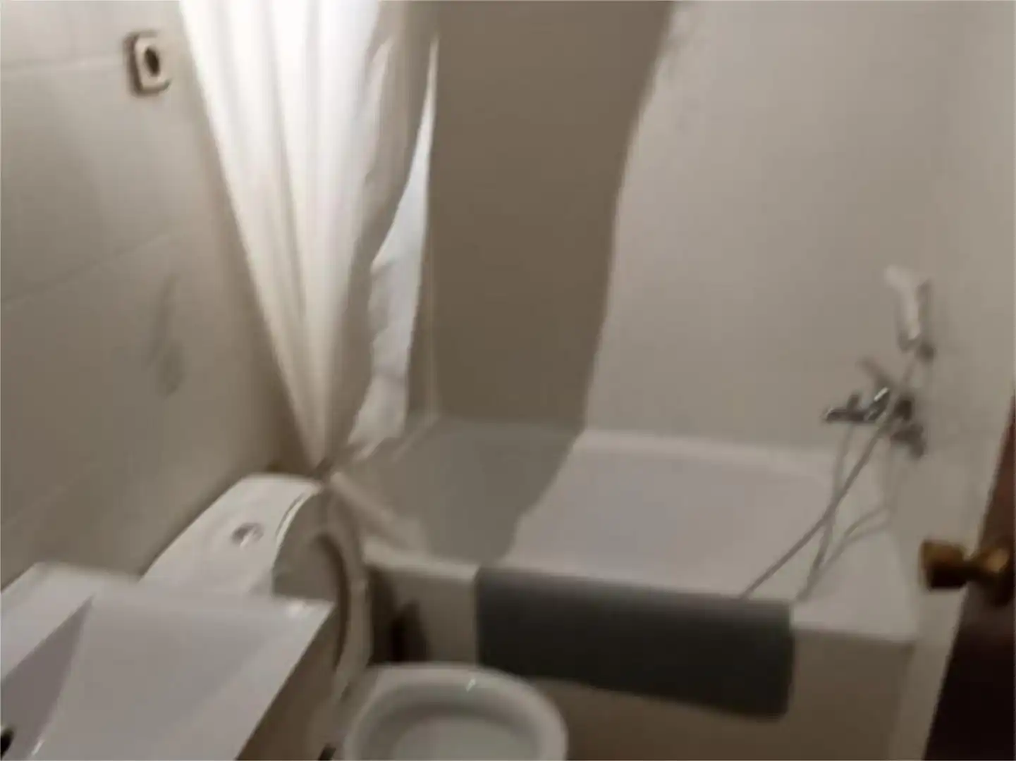 Habitació a Carrer de Perafita, 35, Ciutat Meridiana Bany de Pis per a compartir en Barcelona amb Moblat
