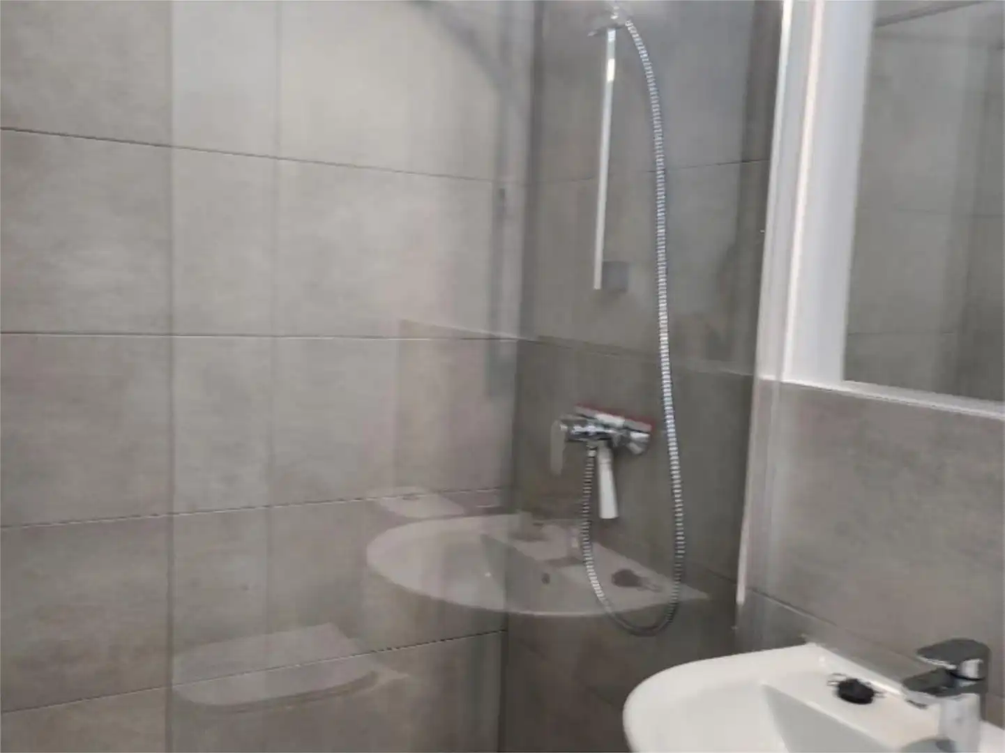 Bathroom of Flat for share in Madrid  with Air Conditioner, Heating and Furnished