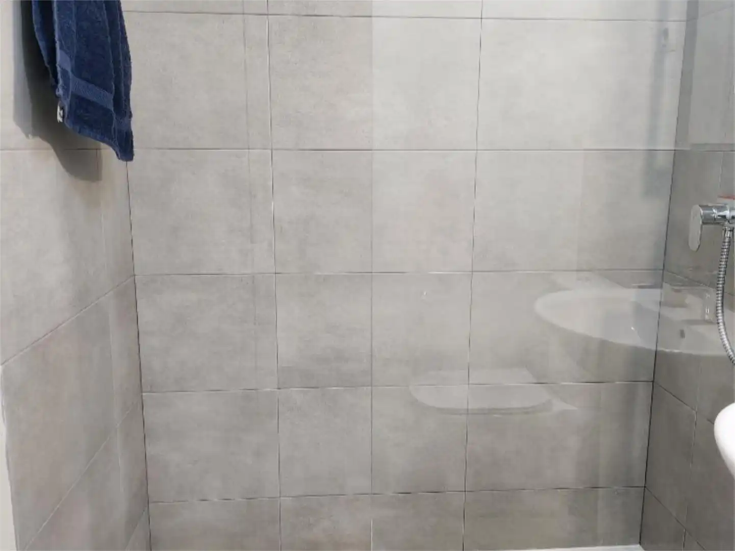 Bathroom of Flat for share in Madrid  with Air Conditioner, Heating and Furnished
