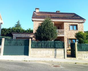 Vista exterior de Casa o xalet en venda en Vilagarcía de Arousa amb Terrassa i Balcó