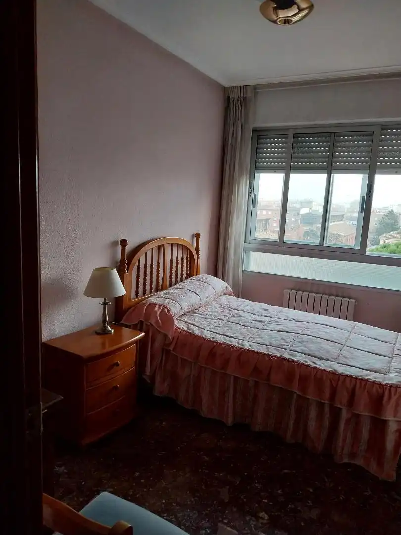 Bedroom of Flat for share in Zaragoza  with Heating, Furnished and Oven
