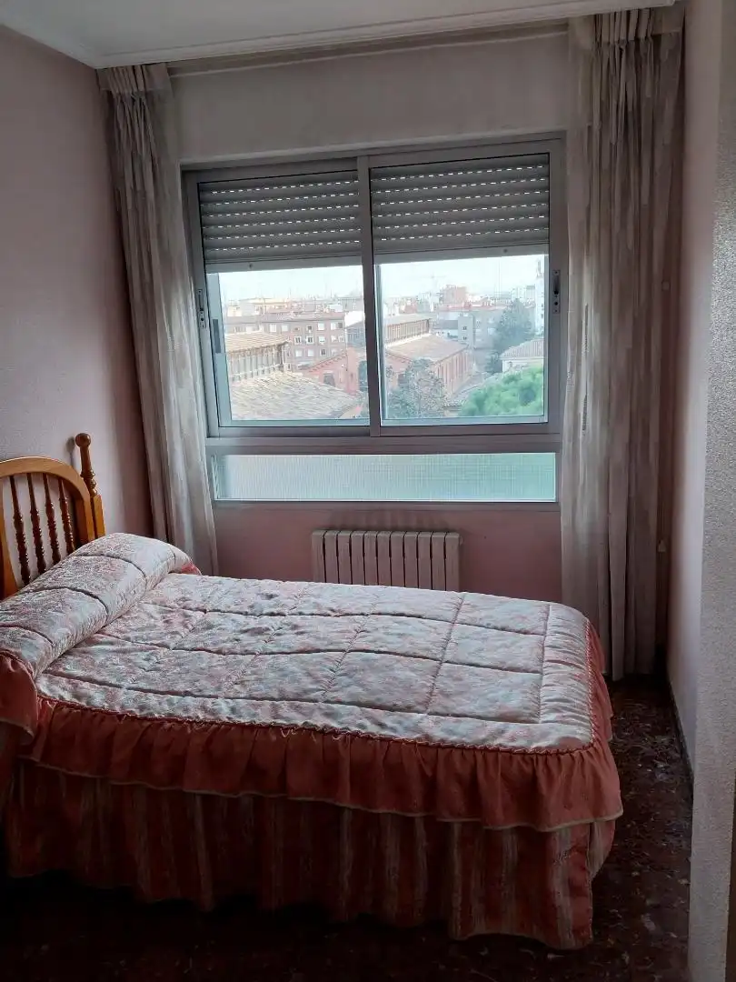 Bedroom of Flat for share in Zaragoza  with Heating, Furnished and Oven