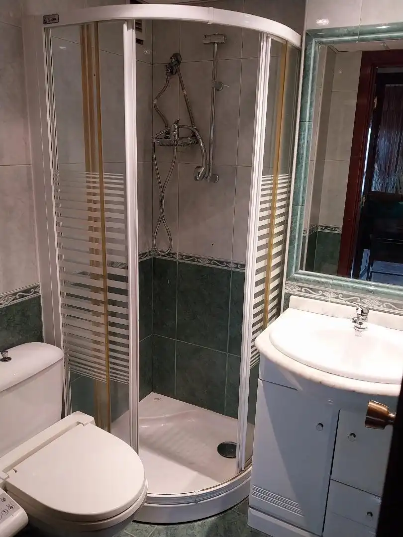 Bathroom of Flat for share in Zaragoza  with Heating, Furnished and Oven