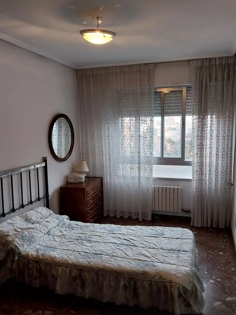 Bedroom of Flat for share in Zaragoza  with Heating, Furnished and Oven