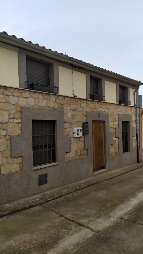 Vista exterior de Casa adosada en venda en San Muñoz amb Calefacció i Traster