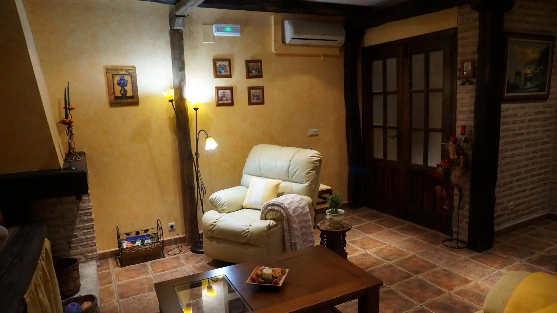 Casa adosada en venda a Calle San Pedro de Alcántara, 11, Valverde del Fresno Sala d'estar de Casa adosada en venda en Valverde del Fresno amb Aire condicionat, Calefacció i Terrassa